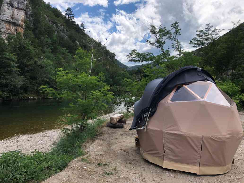 Tentes Dodome en bord de riviere