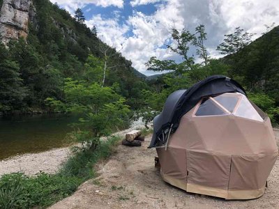 Tentes Dodome en bord de riviere