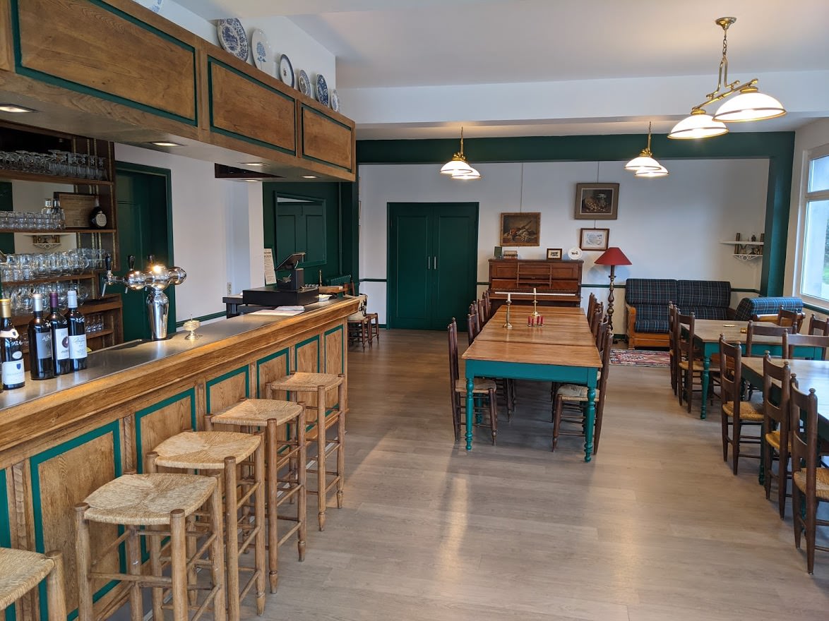 salle principale et bar