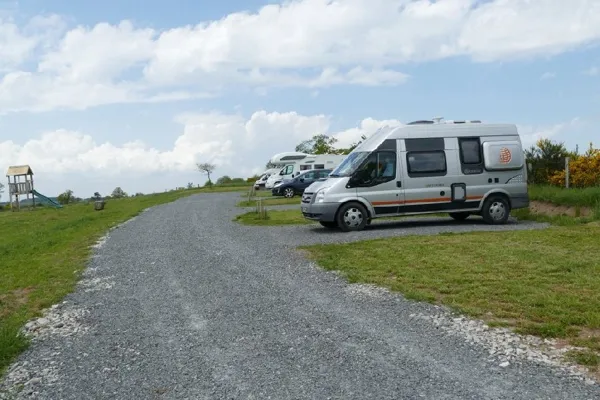 Aire de camping-car : 6 emplacement à la ferme