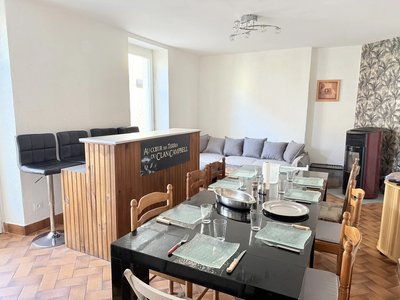 salon coin bar avec table