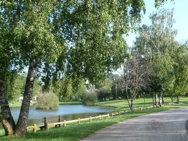 Plan d'eau aménagé pour la pêche