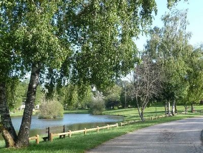 Plan d'eau aménagé pour la pêche
