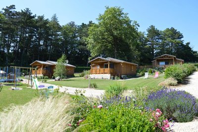 Jardin de chalets- Les 3 chalets et le jardin