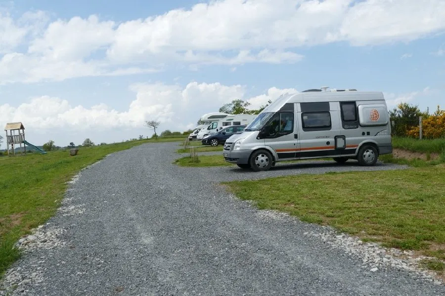 Aire de camping-car : 6 emplacement à la ferme