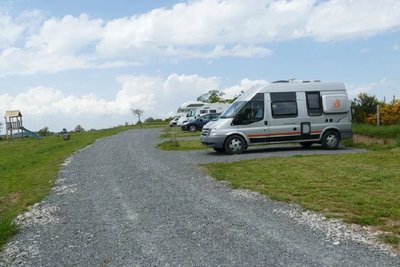 Aire de camping-car : 6 emplacement à la ferme