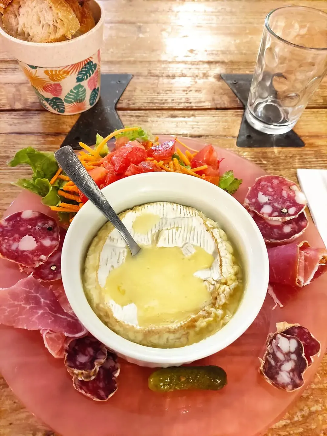 Plat incontournable de La Bulle : Le Camembert fondu et sa charcutier accompagné de sa salade fraîche !!