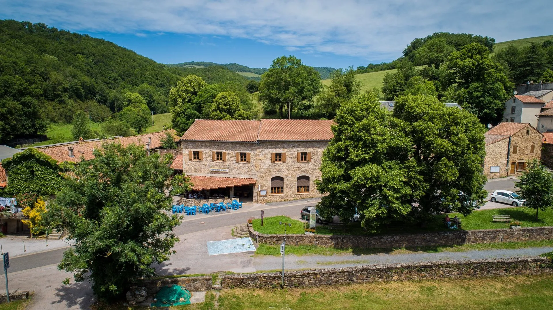 Vue du restaurant dans un écrin de verdure