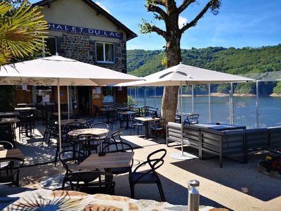 La Chalet du lac, et la terrasse du bar.