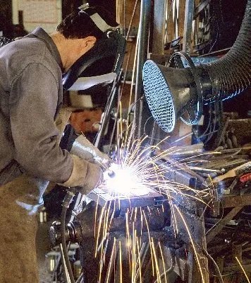 le forgeron sculpteur Andrée DEBRU