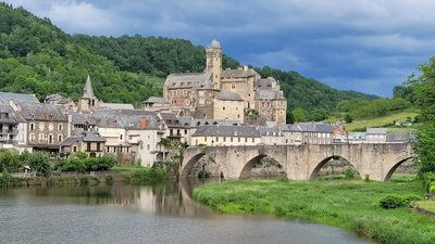 Pont gothique sur le Lot et Château d'Estaing