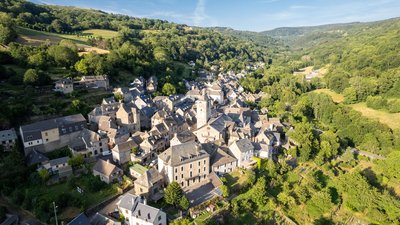Saint Chely d'Aubrac et le plateau de l'Aubrac en arrière plan
