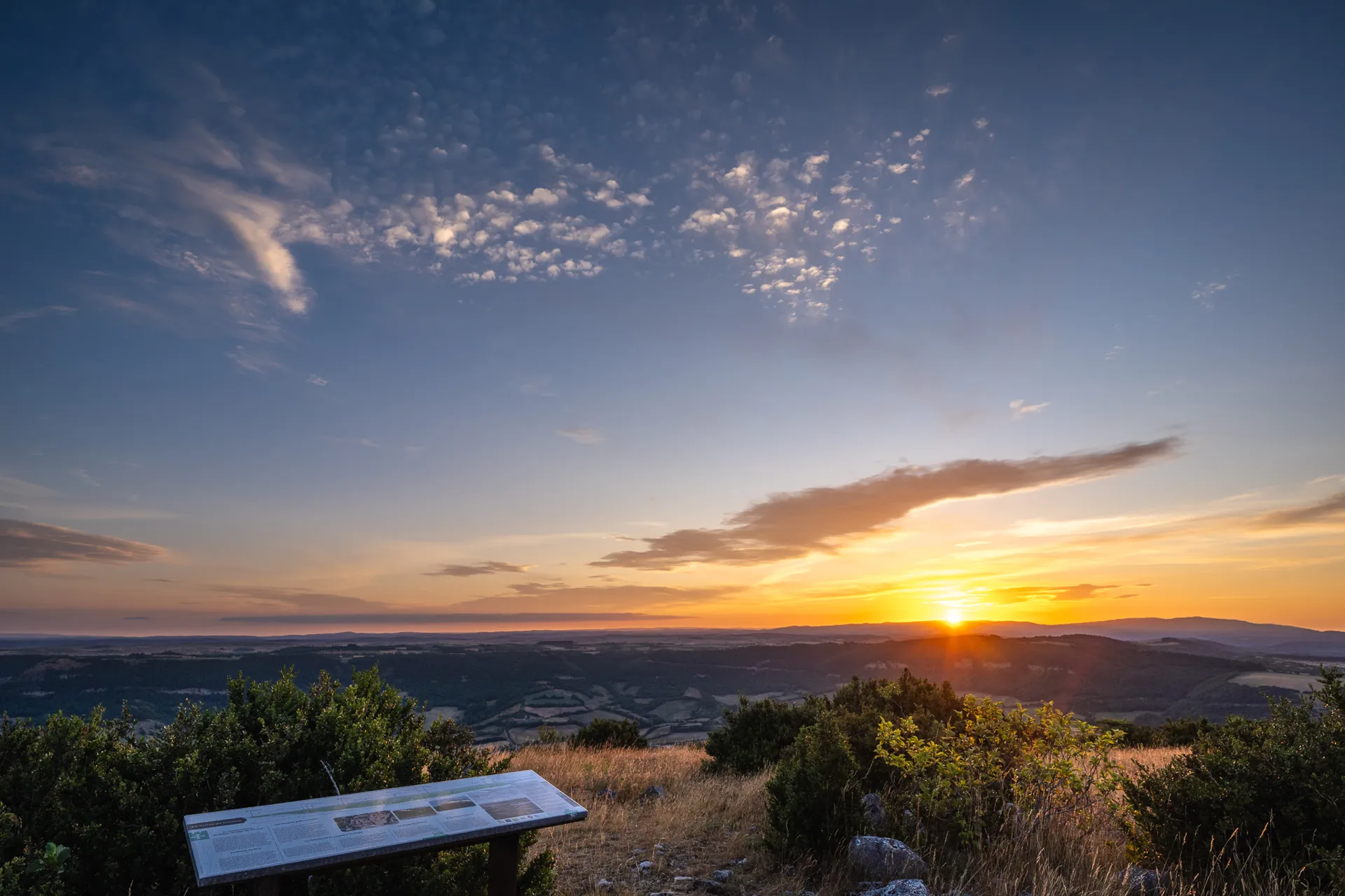 Tables d'orientation de la serre de Cougouille au lever du soleil