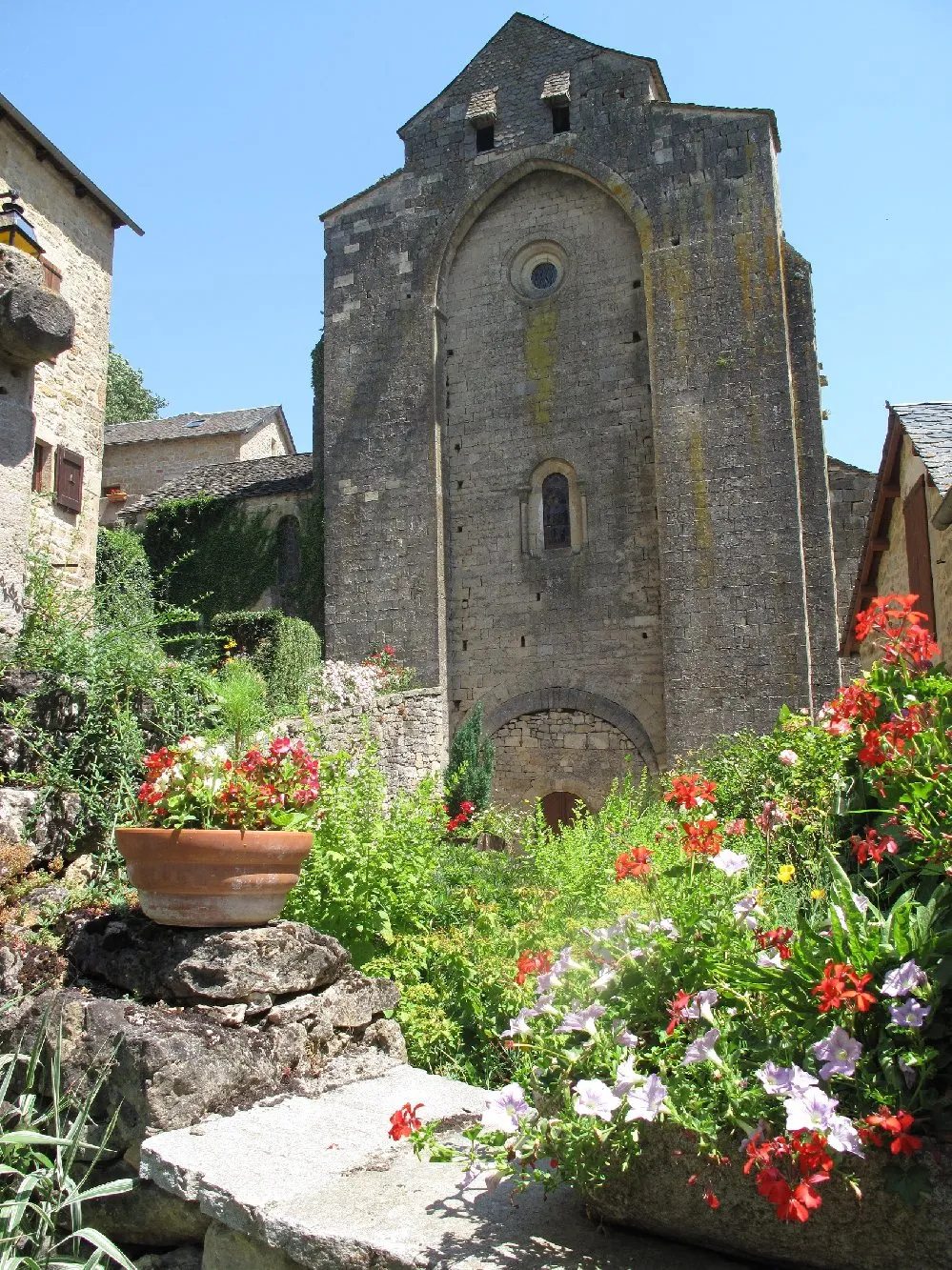 Clocher tour du XIIème siècle église de St Grégoire à Sévérac d'Aveyron