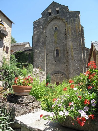 Clocher tour du XIIème siècle église de St Grégoire à Sévérac d'Aveyron