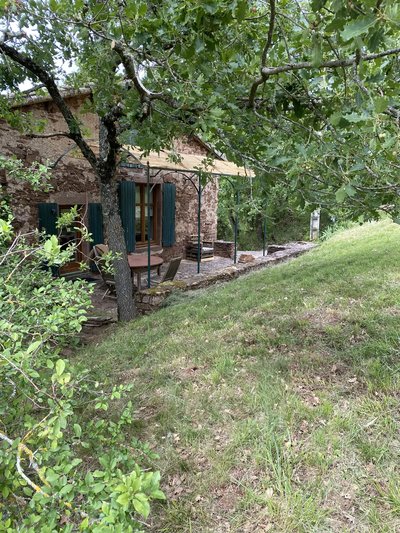 La cabane de Thuriès dans son écrin de verdure