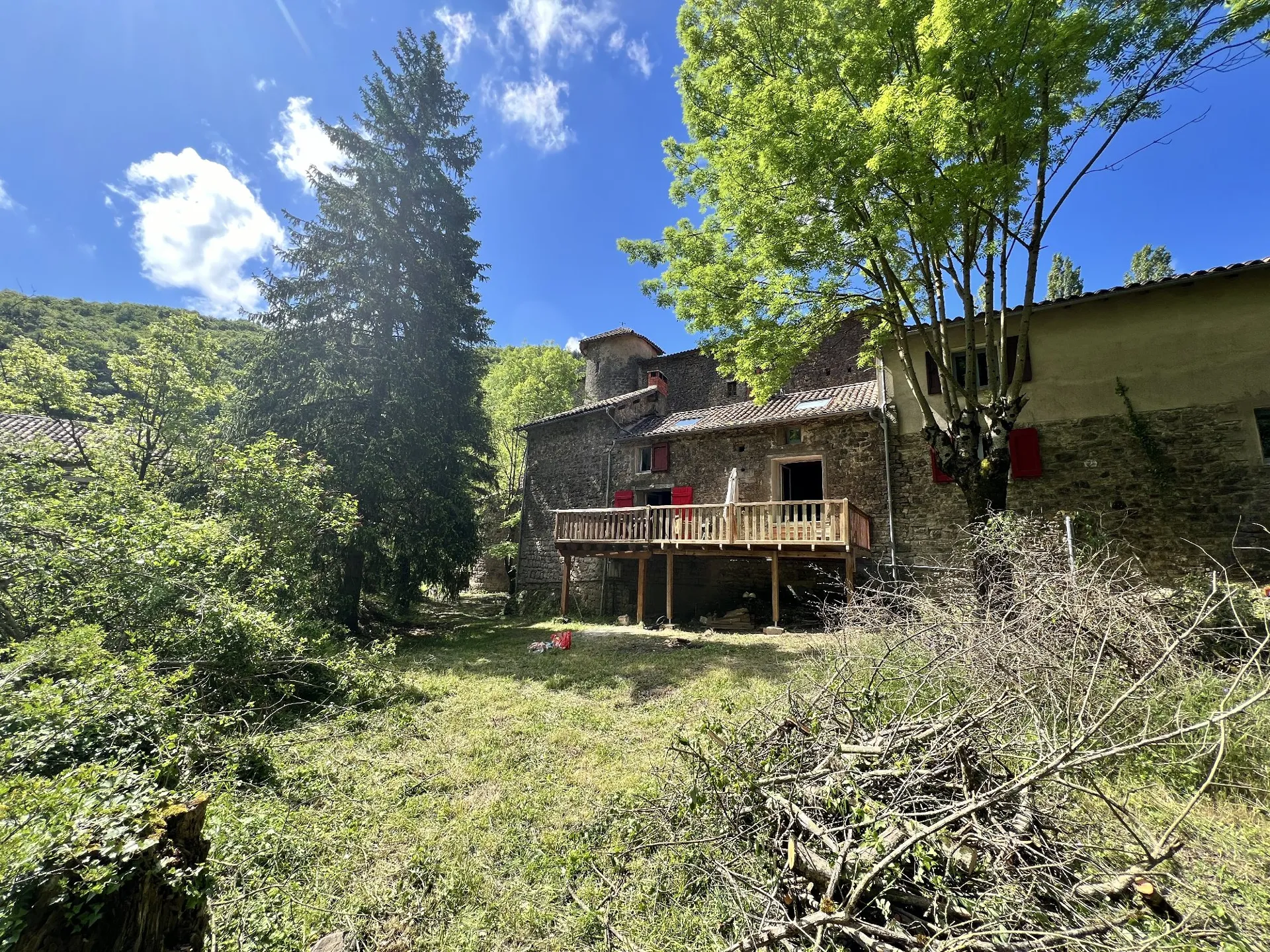 Le jardin avec la terrasse