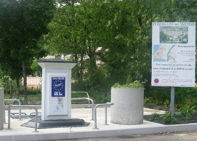 Borne de service camping car