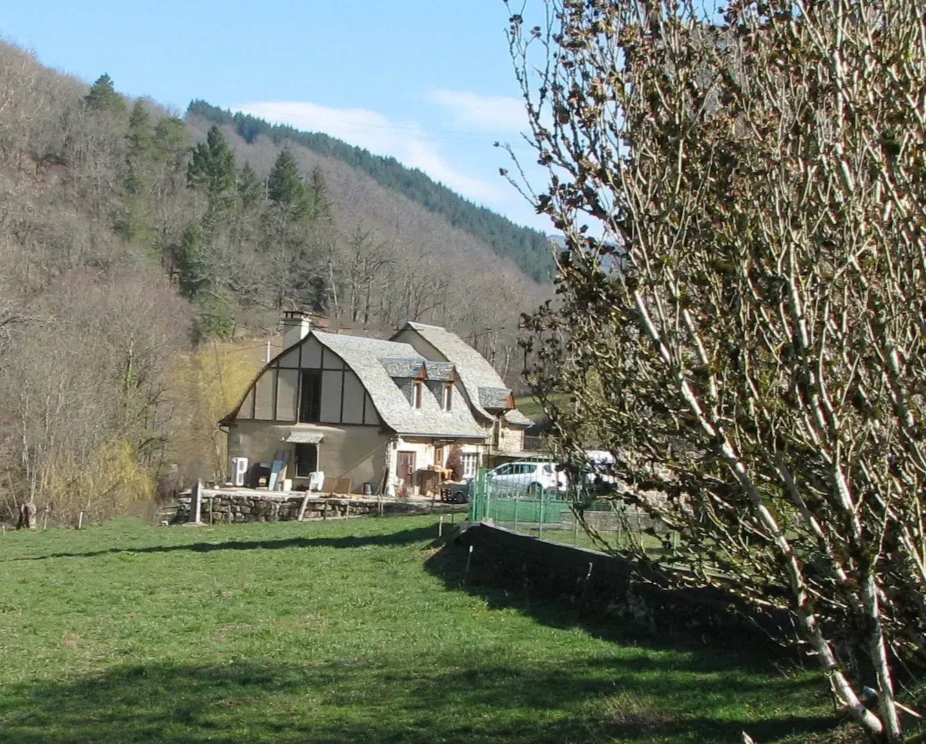 En arrivant sur la Route du Combayre, notre maison , située à 900 mètres des commerces du village d'Estaing