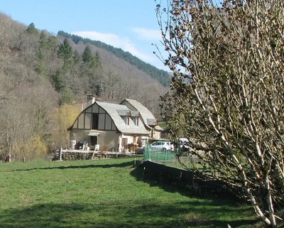 En arrivant sur la Route du Combayre, notre maison , située à 900 mètres des commerces du village d'Estaing