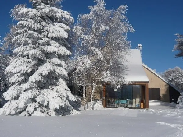 Chalet sous la neige