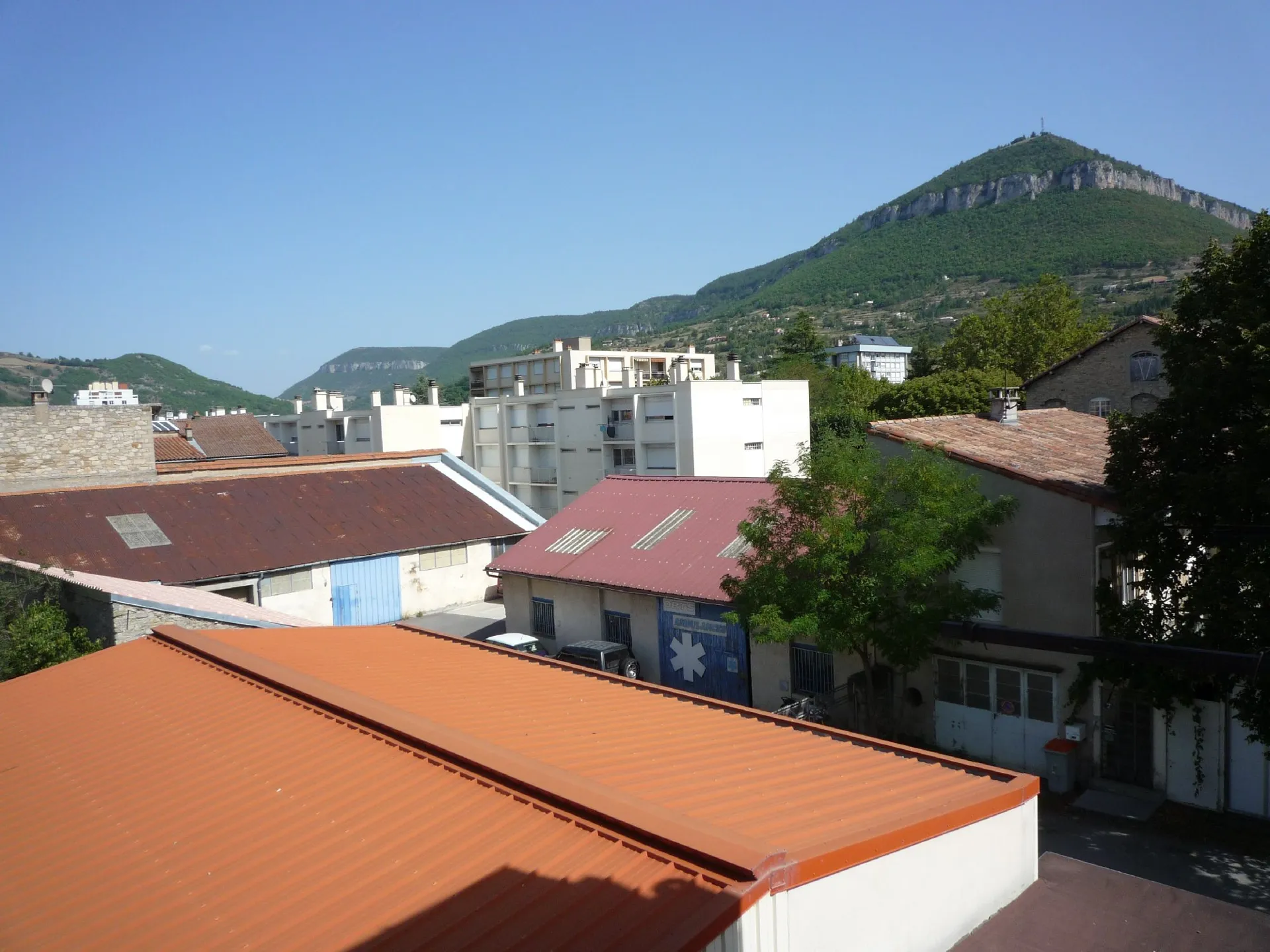 VUE CIRCULAIRE SUR LES MONTAGNES