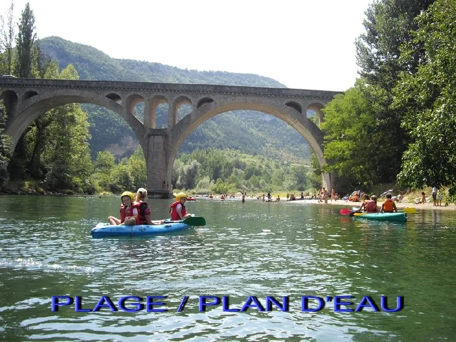 La plage sous le pont du Rozier