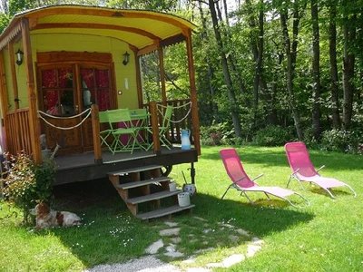 Vue extérieure de la roulotte et du jardin