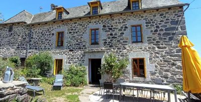 Vue de la façade principale - entrée du gite et terrasse extérieure