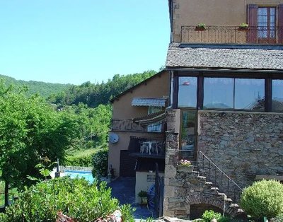 Vu extérieure de la maison avec piscine