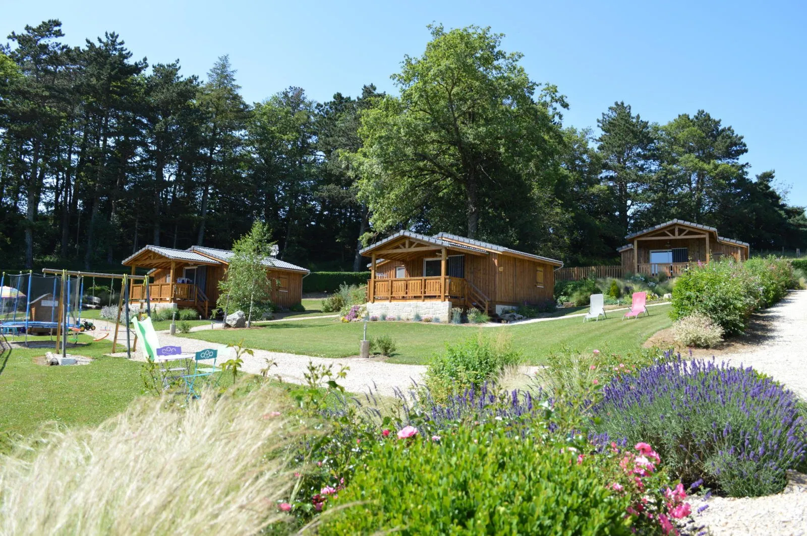 Jardin de chalets- Les 3 chalets et le jardin