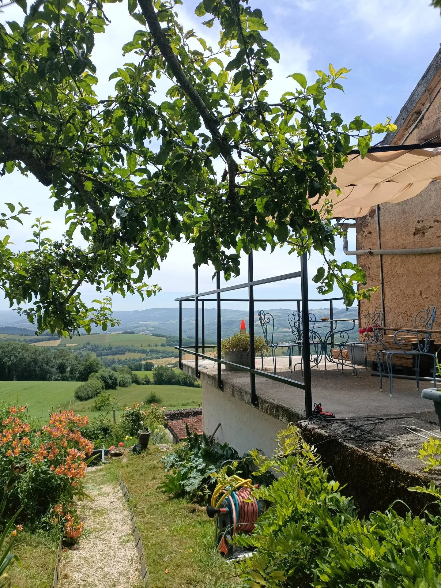 Terrasse avec vue panoramique sur la vallée