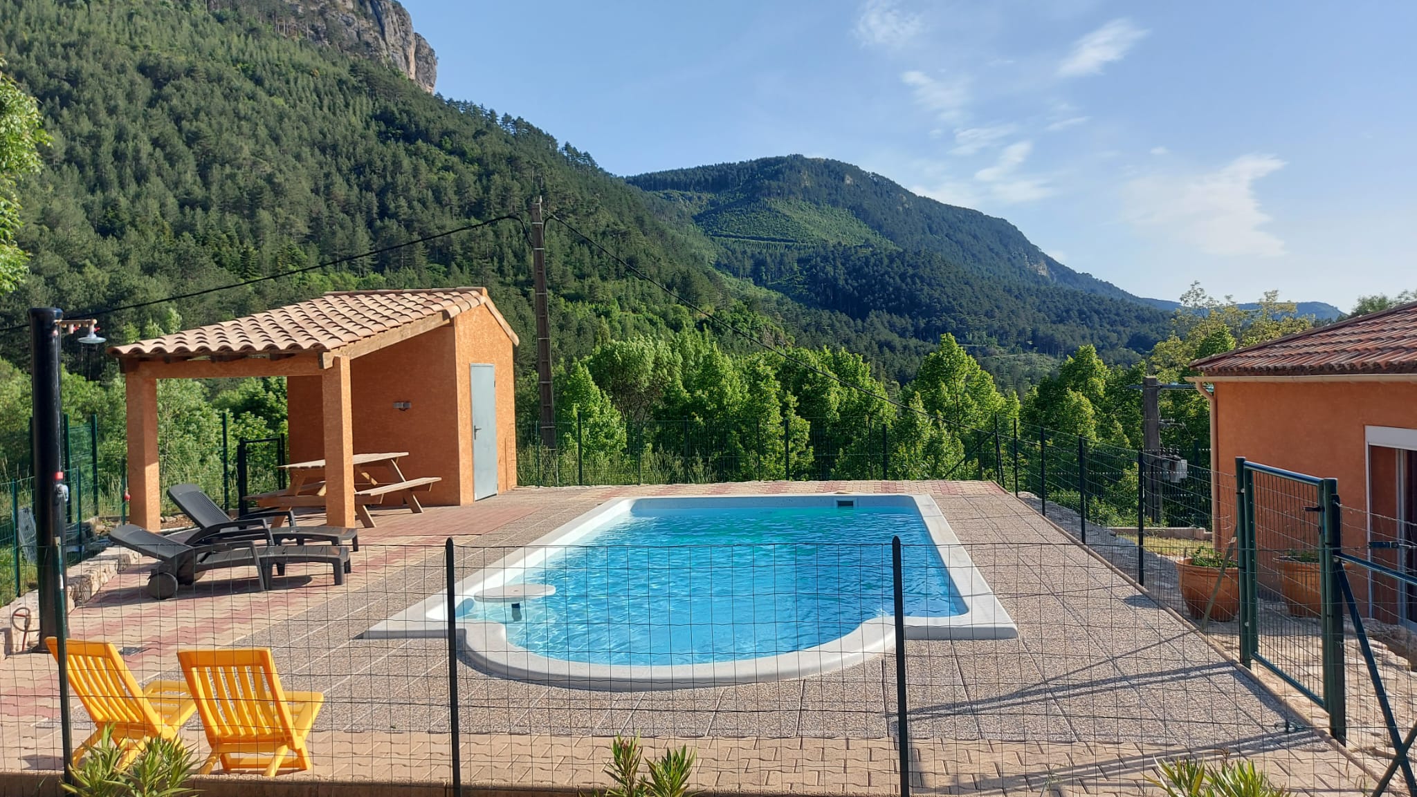 La piscine privée, avec à droite la maison