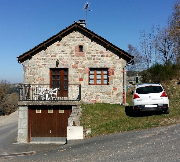 Entrée par la terrasse et stationnement, garage privé