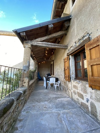 Terrasse couverte et éclairée