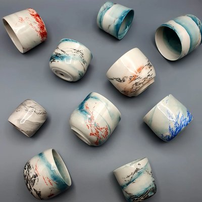 Ensemble de tasses colorées en faïence
