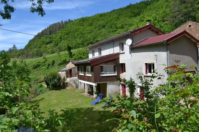 Le moulin de Gissac dans son écrin de verdure
