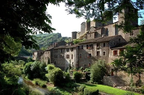 Vue d'ensemble du gîte et de son agréable jardin au bord du ruisseau Alrance