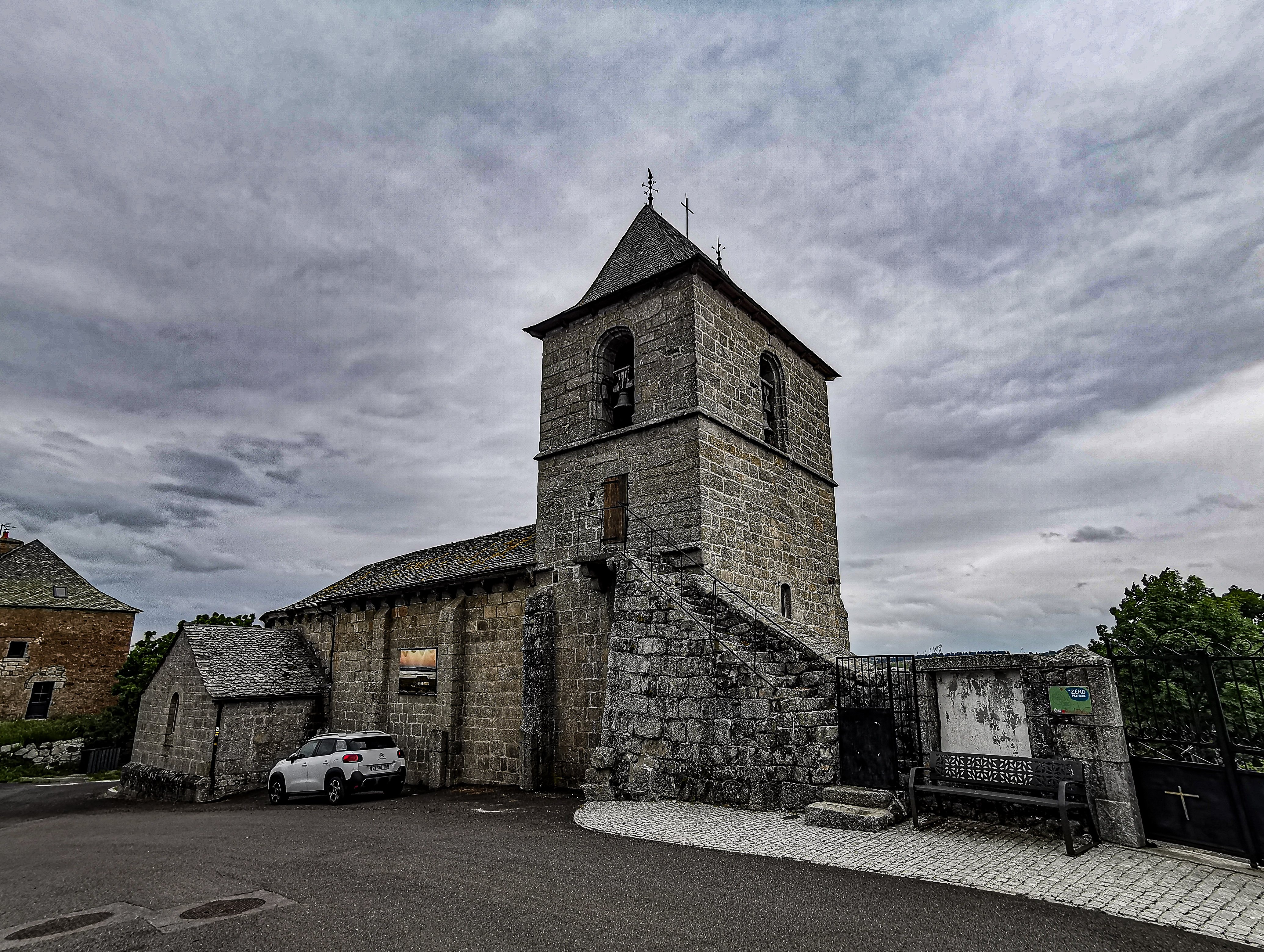 Église Recoules d'Aubrac - vue générale