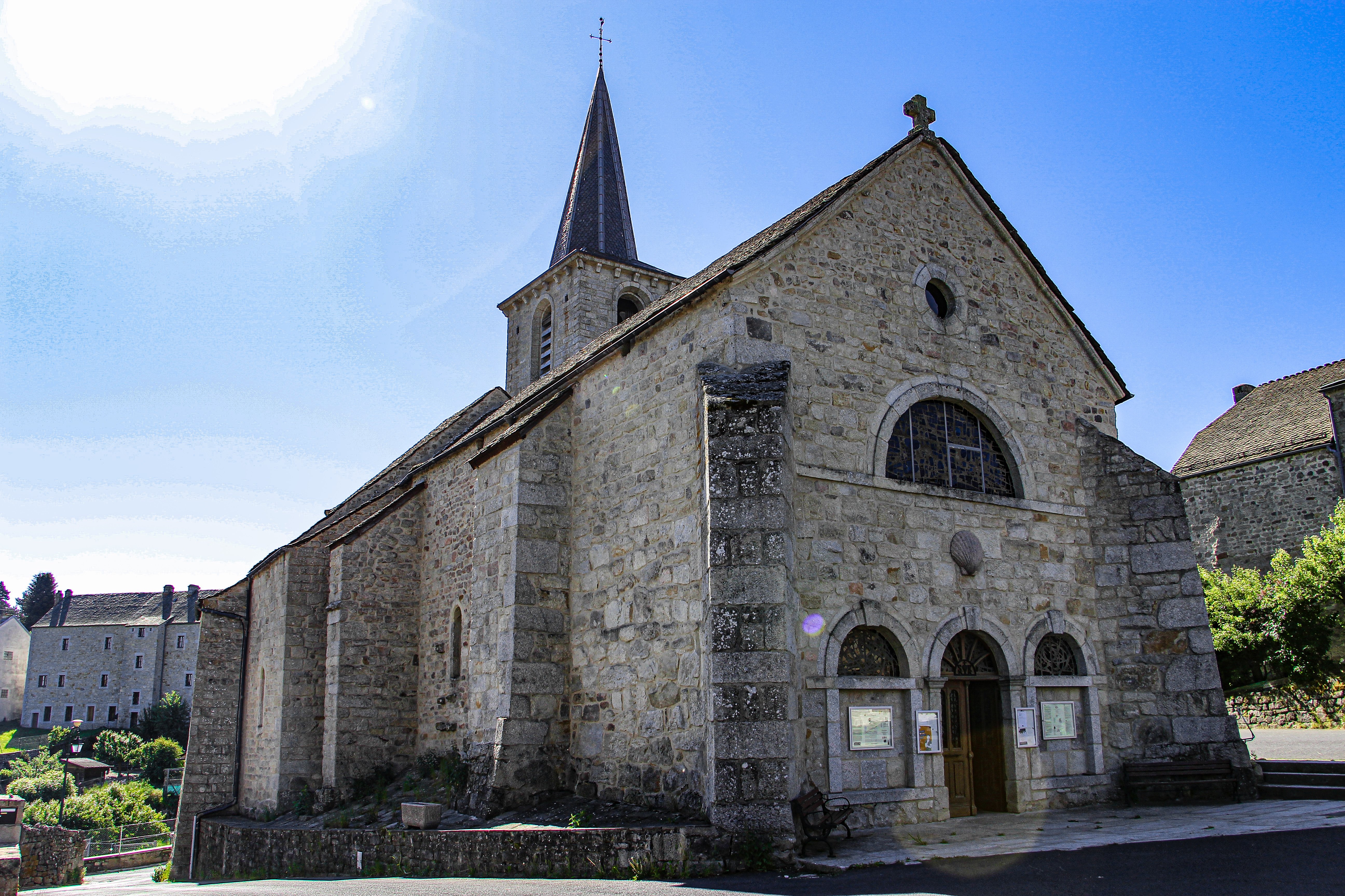 Église Aumont - vue générale extérieure