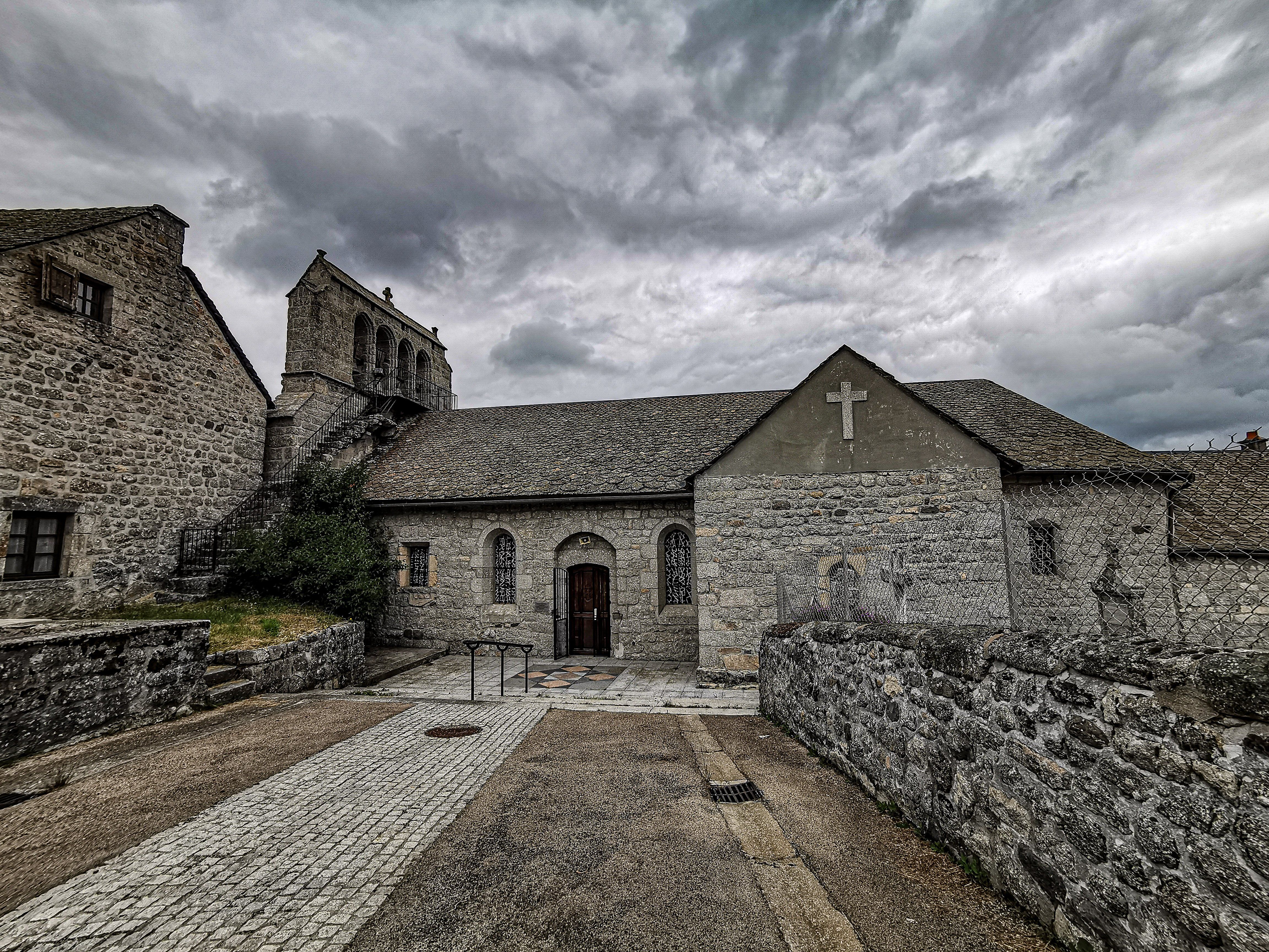 Église Prinsuéjols - vue générale extérieure