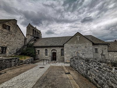 Église Prinsuéjols - vue générale extérieure