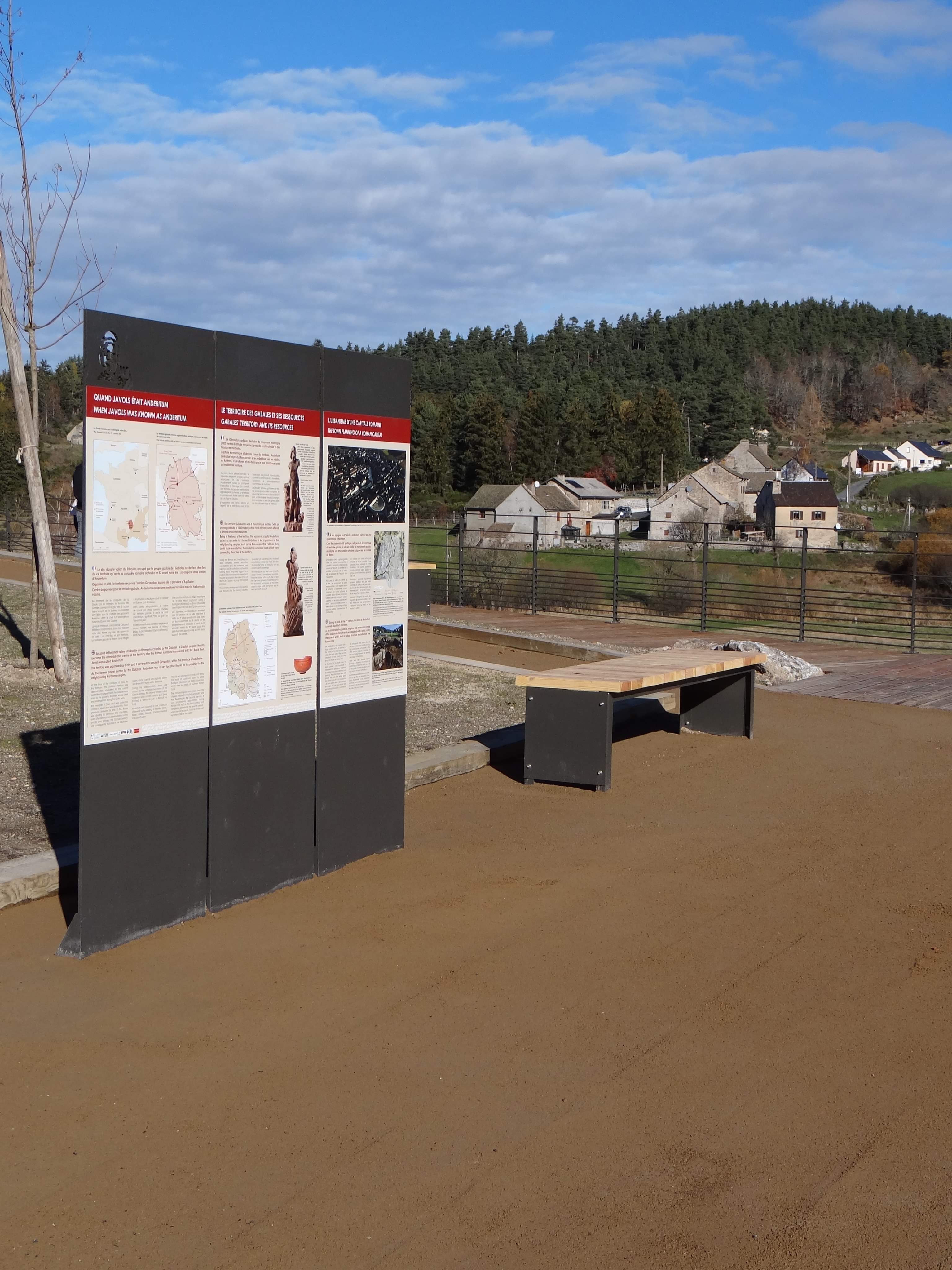 Totem accueil appontement derrière l'église