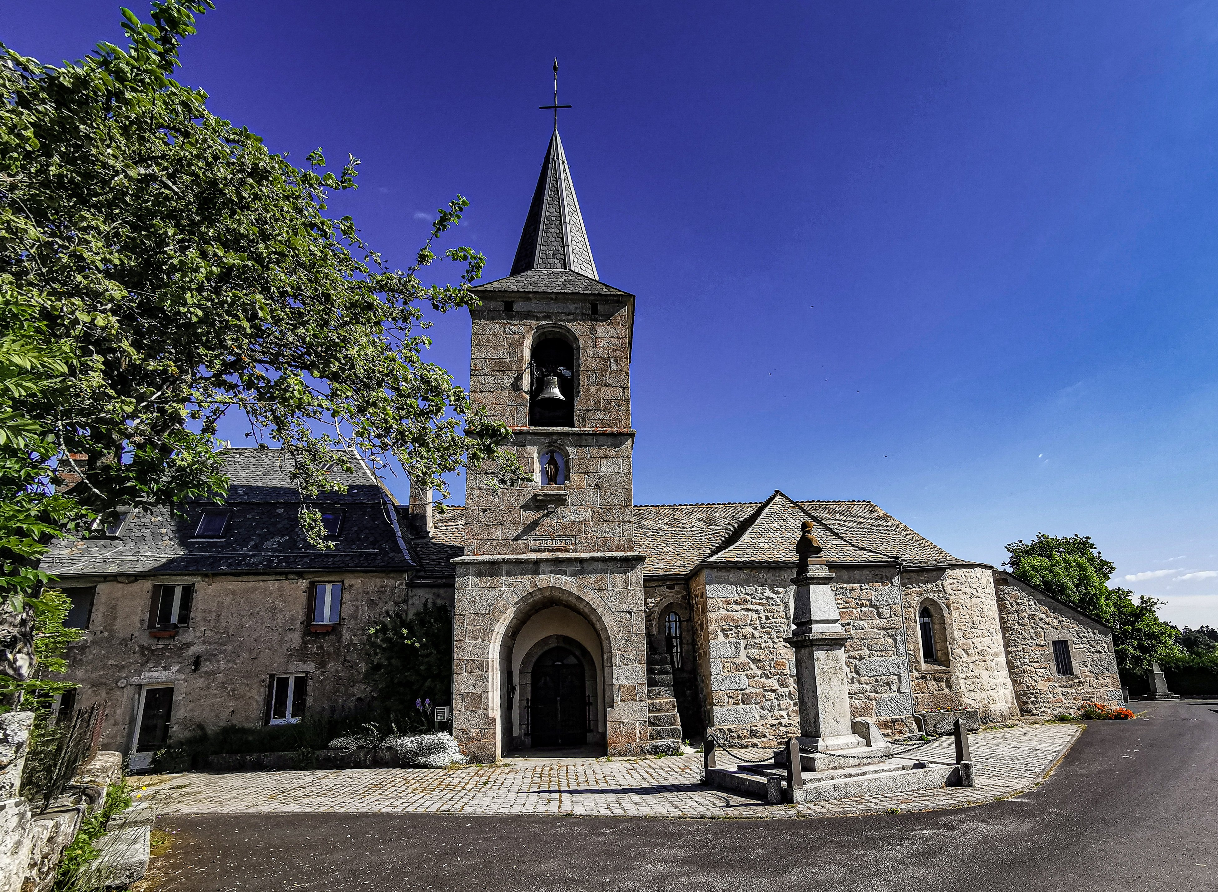 Église Berc - vue générale extérieure