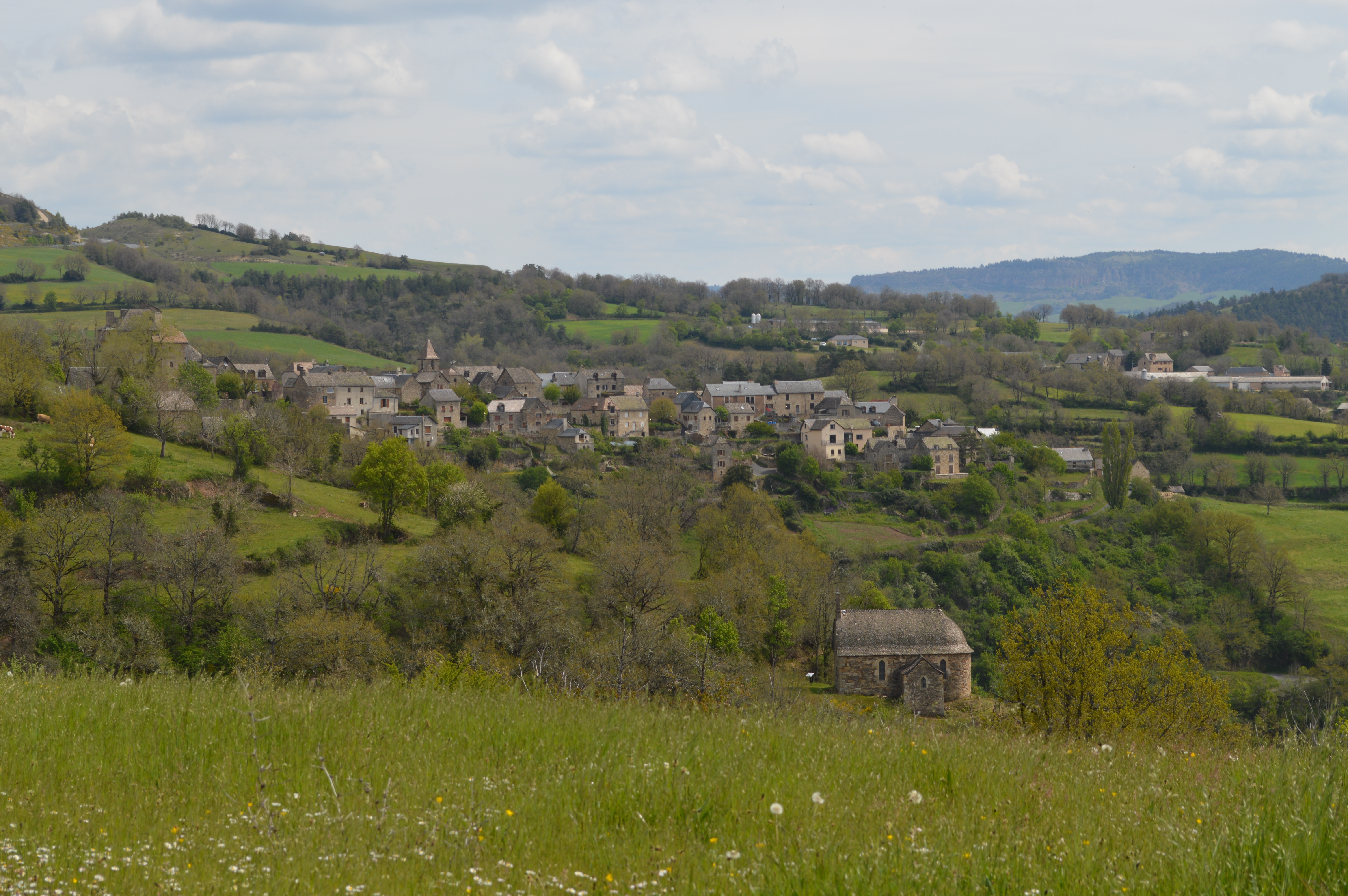 Village de Montjézieu - la chapelle du Bedel au premier plan