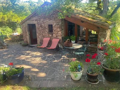 La cuisine d'été adossée à l'ancien four à pain