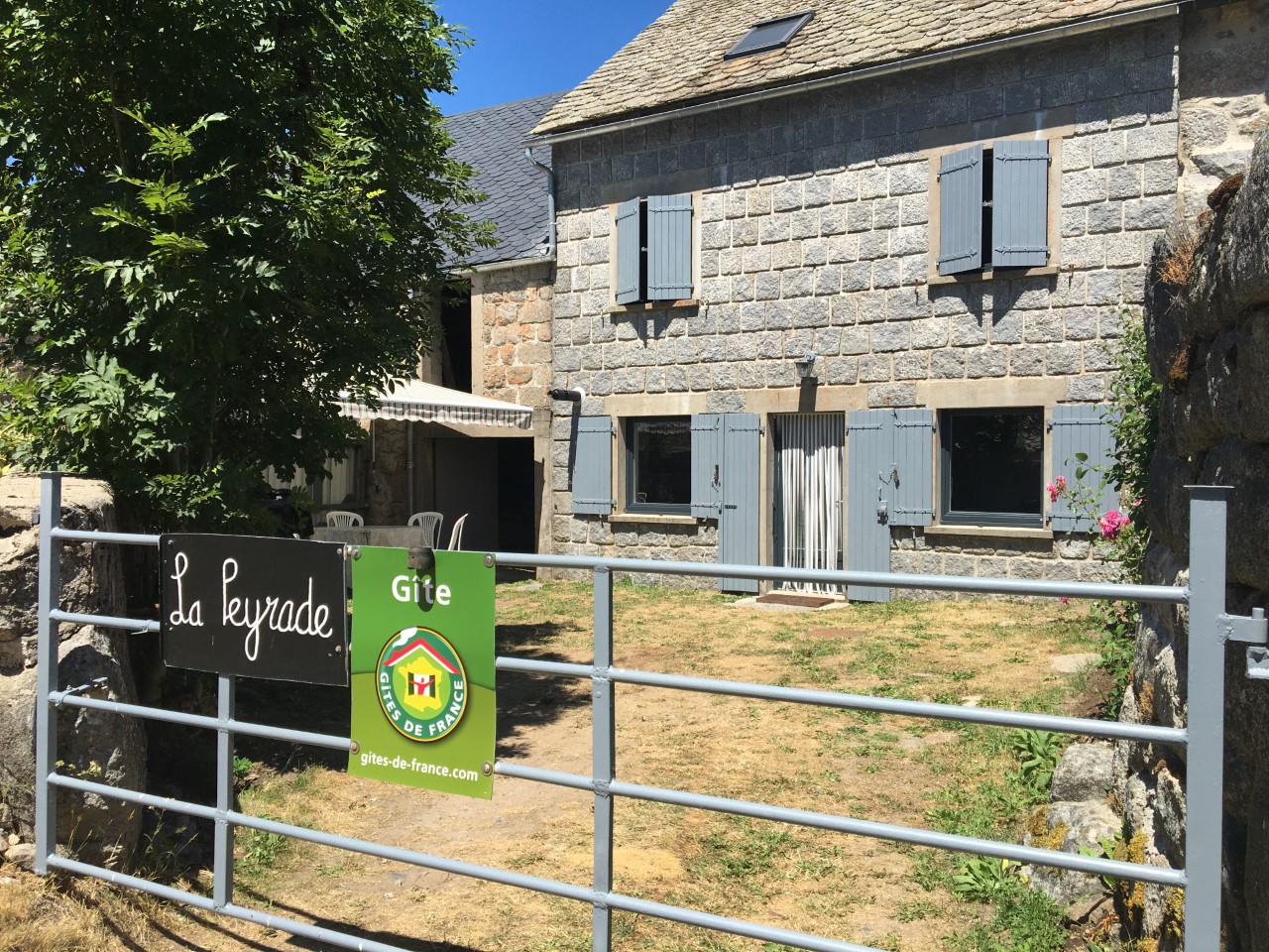 facade volets fermés