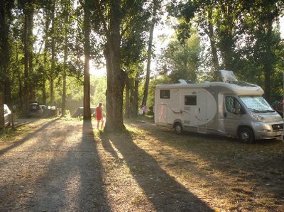 Espace-camping-cars-8458774e049242bfbf1729f5f9b7847e