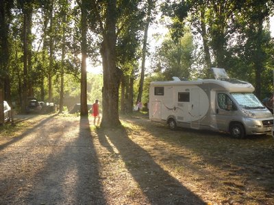 Espace-camping-cars-8458774e049242bfbf1729f5f9b7847e