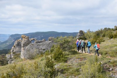 Les corniches du Rajol surplomblant les gorges de la Dourbie .... et sa vue sur le viaduc de Millau
